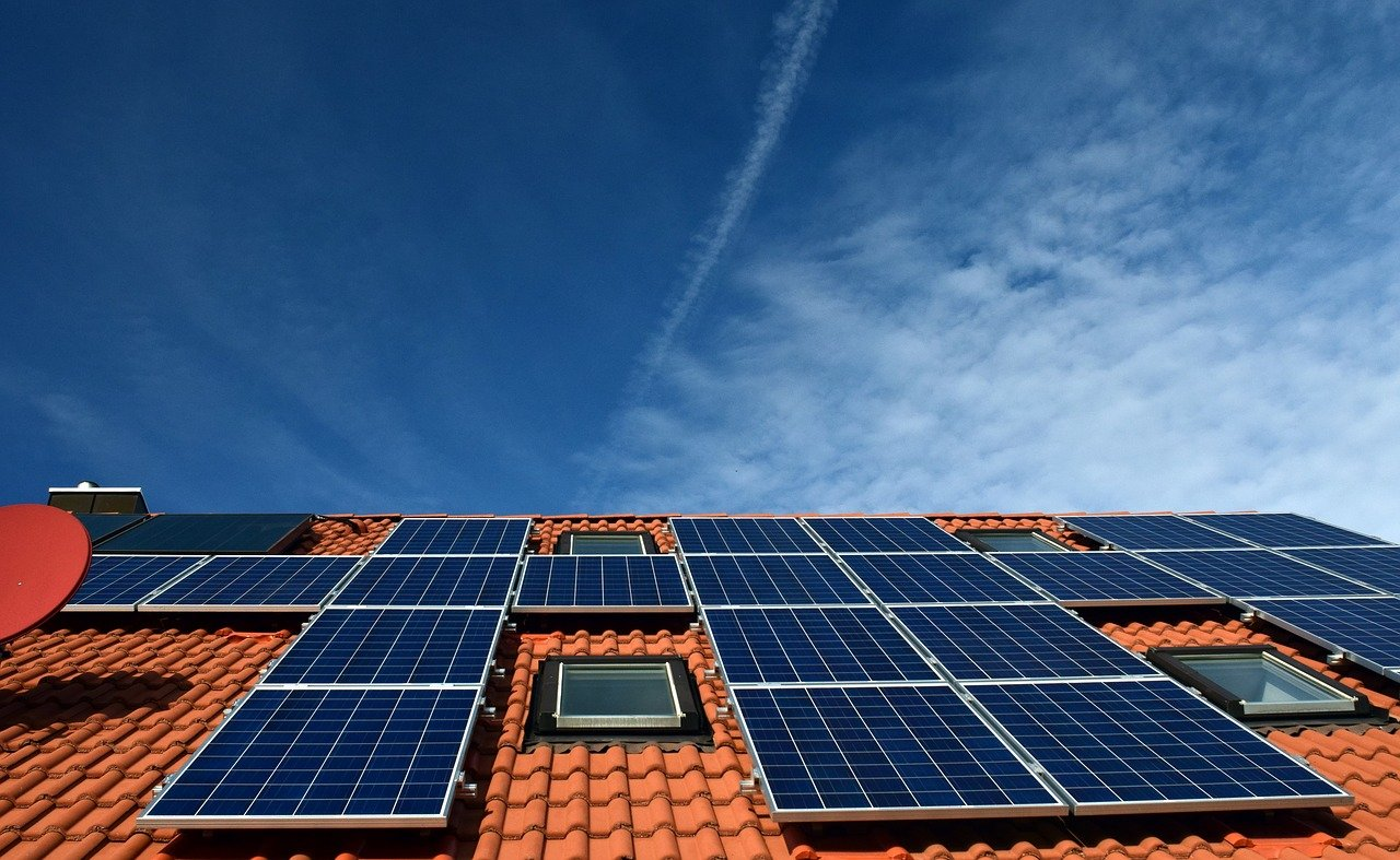 Solární elektrárna na střeše bytového domu bude od ledna snadnější