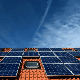 Solární elektrárna na střeše bytového domu bude od ledna snadnější