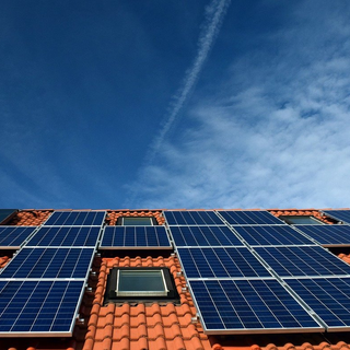 Solární elektrárna na střeše bytového domu bude od ledna snadnější