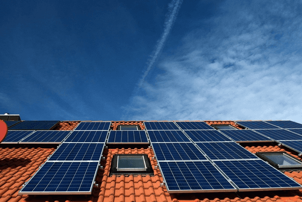 Solární elektrárna na střeše bytového domu bude od ledna snadnější