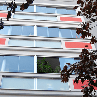 Jak zajistit zasklení balkónu nebo lodžie v bytovém domě?