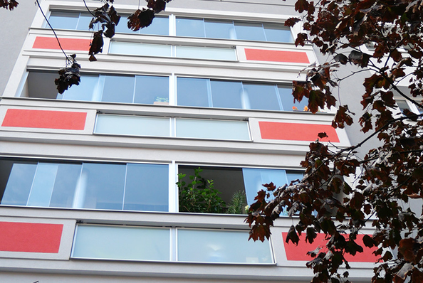 Jak zajistit zasklení balkónu nebo lodžie v bytovém domě?