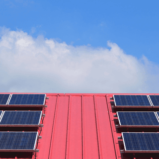 Jak vybudovat solární elektrárnu ve společenství vlastníků?