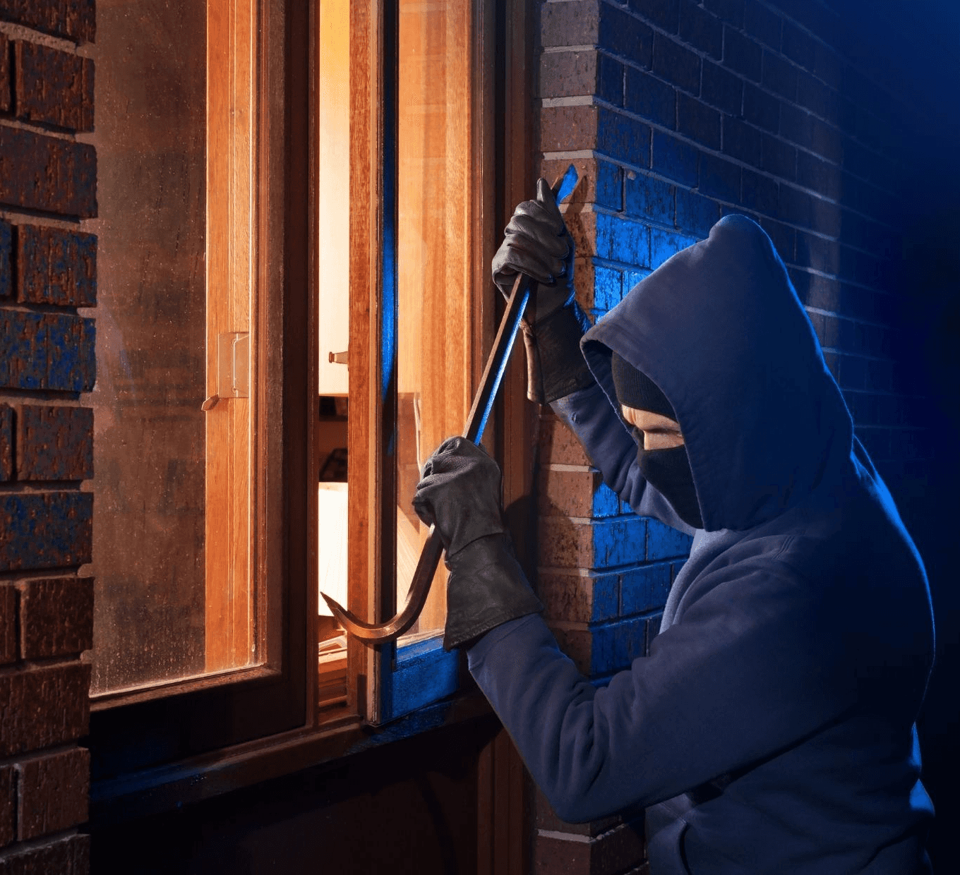 Slabé zabezpečení vstupních dveří je pozvánkou pro zloděje. Jak správně zabezpečit bytový dům?