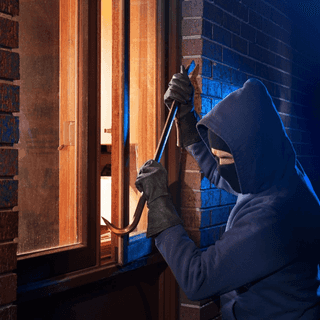 Slabé zabezpečení vstupních dveří je pozvánkou pro zloděje. Jak správně zabezpečit bytový dům?