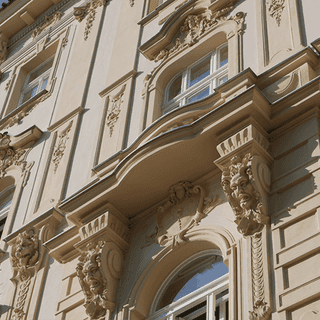 Jak na výměnu špaletových oken nebo rekonstrukci fasády v památkové zóně nebo rezervaci v Praze? Poradíme!