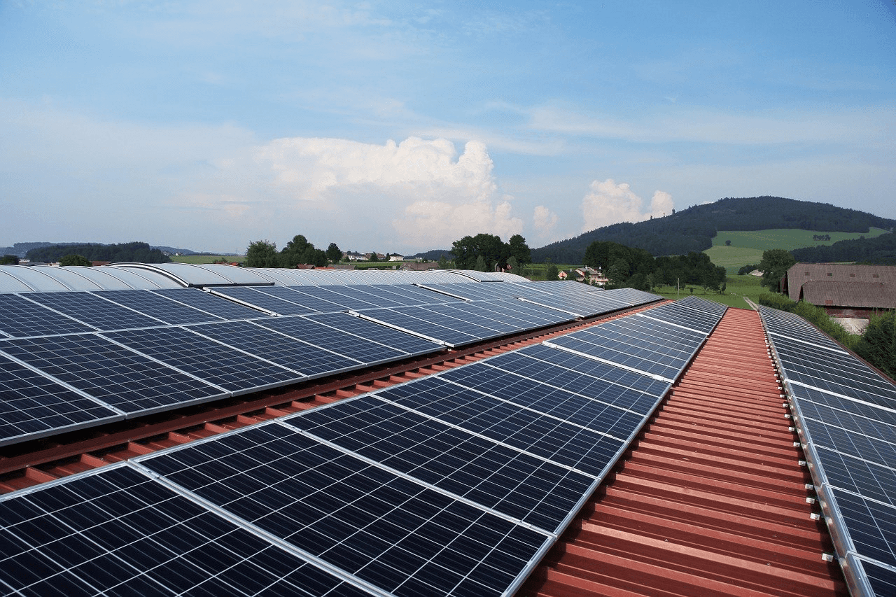 Solární panely na bytovém domě. Jaké překážky čekají na SVJ?