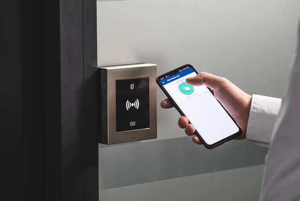 Klíč ke dveřím? Není potřeba, nahradily je RFID karty, a teď i mobily